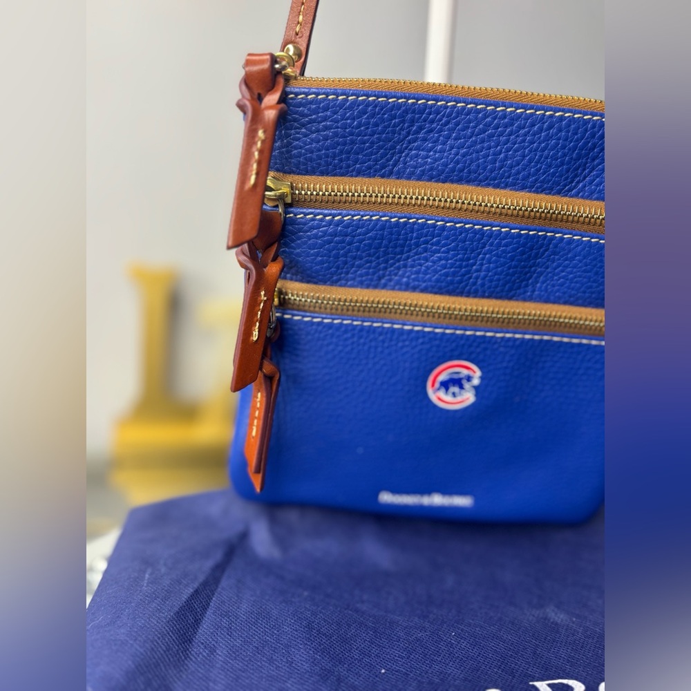 Dooney & Bourke Women's Chicago Cubs Pebble Triple-Zip Core Crossbody EUC - Picture 3 of 15
